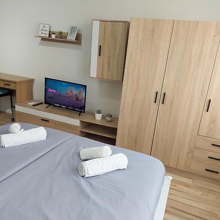 Aweshome City Apartment - 3 Bedrooms And Free Parking Debrecen Exterior photo