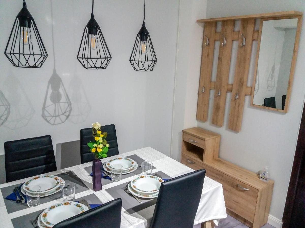 Aweshome City Apartment - 3 Bedrooms And Free Parking Debrecen Exterior photo