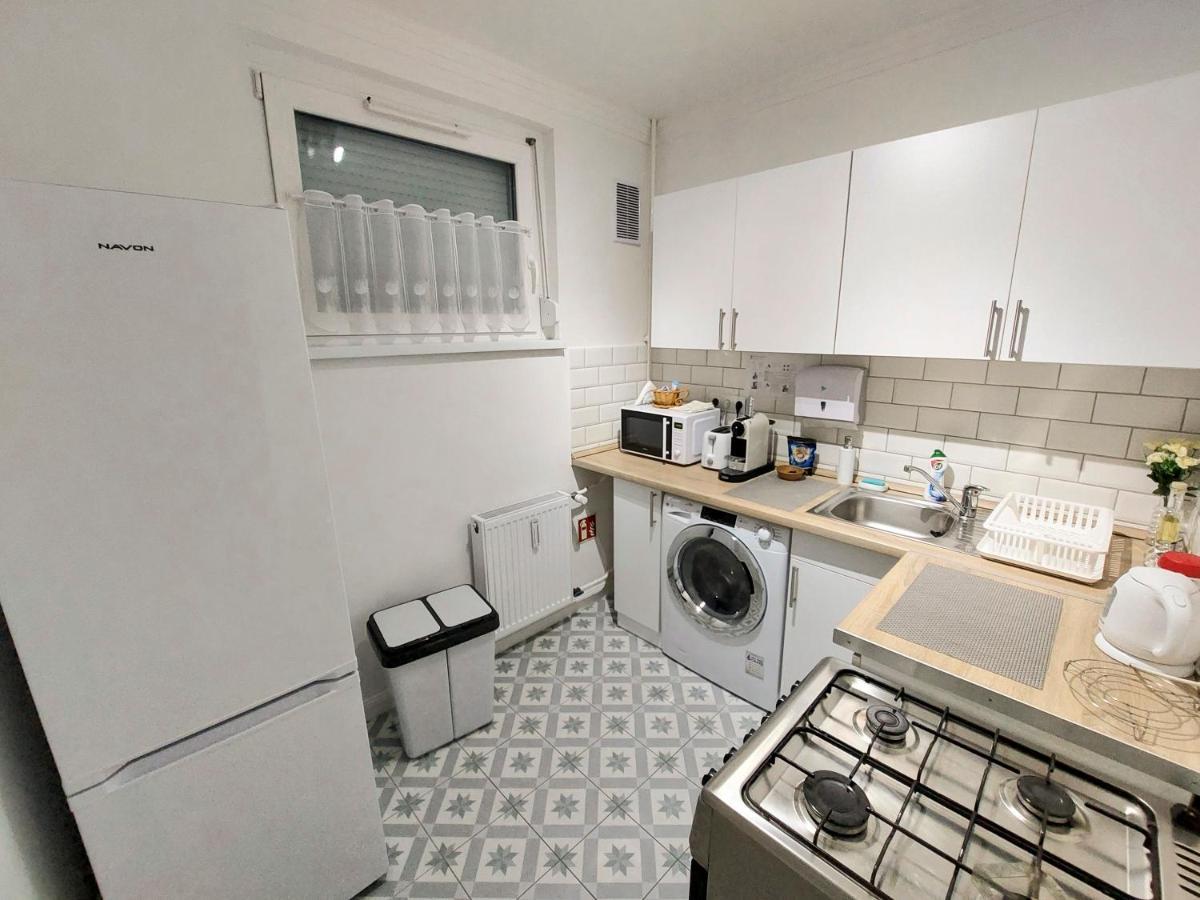 Aweshome City Apartment - 3 Bedrooms And Free Parking Debrecen Exterior photo
